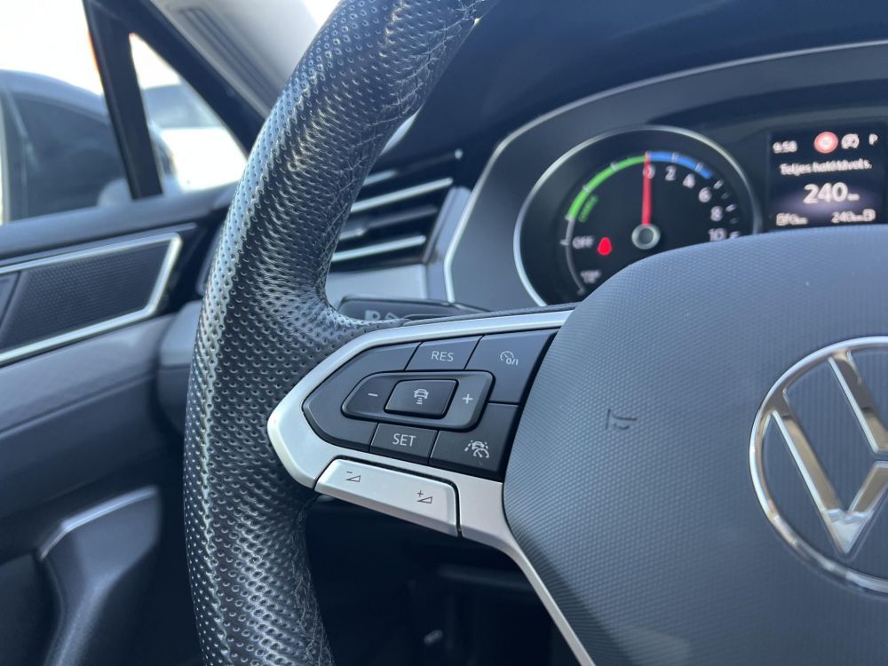 VOLKSWAGEN PASSAT VIII Variant 1.4 TSI GTE Plug-In-Hybrid DSG 97e km. LED Távtartó Carplay Ülésfűtés Kamera 2 töltőkábel!