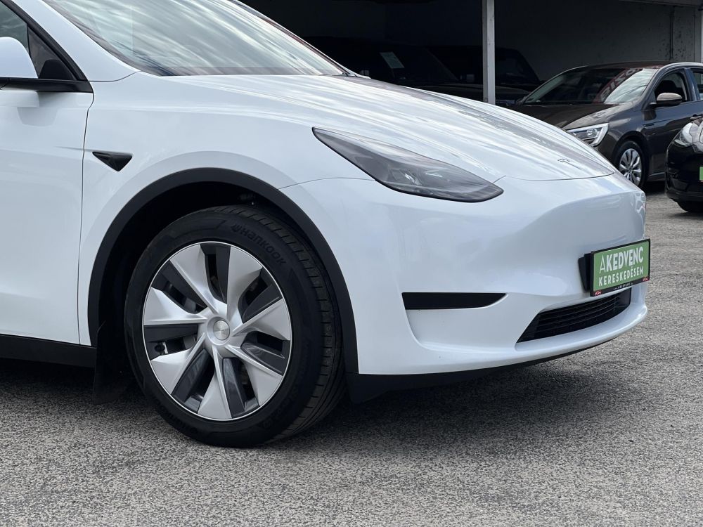 TESLA MODEL Y RWD (Automata) 87e km. LFP akku. Ryzen processzor. 2031-ig garanciális. téli-nyári kerékszett!
