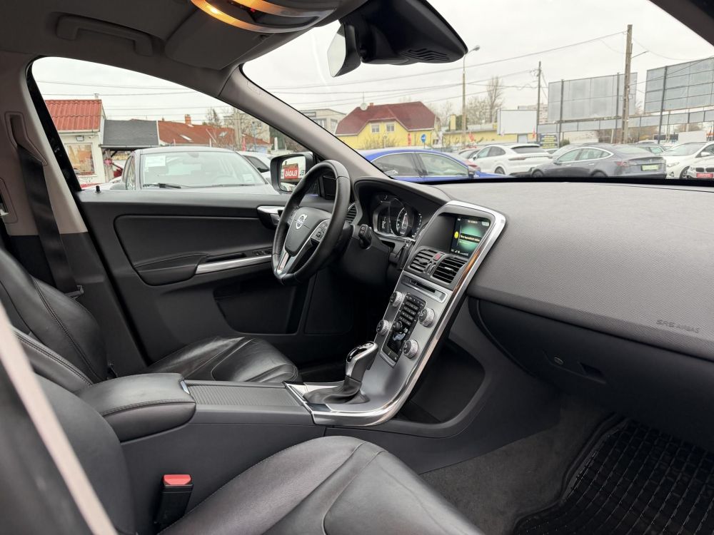 VOLVO XC60 2.0 D [D4] Momentum Geartronic FWD 155e km. Magyarországi Navi Memória Tempomat Ülésfűtés PDC Bluetooth