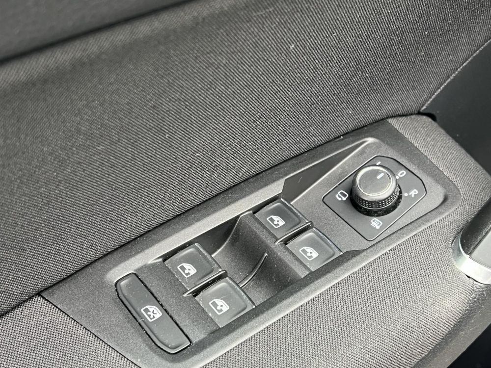 VOLKSWAGEN TOURAN 1.5 TSI ACT IQ.Drive DSG [7 személy] M.o-i. Távtartó Bluetooth Ülésfűtés Kamera Gyönyörű állapotban!