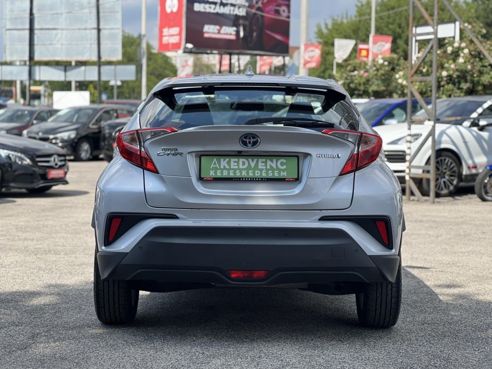 TOYOTA C-HR 1.8 Hybrid Dynamic e-CVT 104e km. LED. sávtartó. tempomat. kamera. márkaszervizelt előélet!