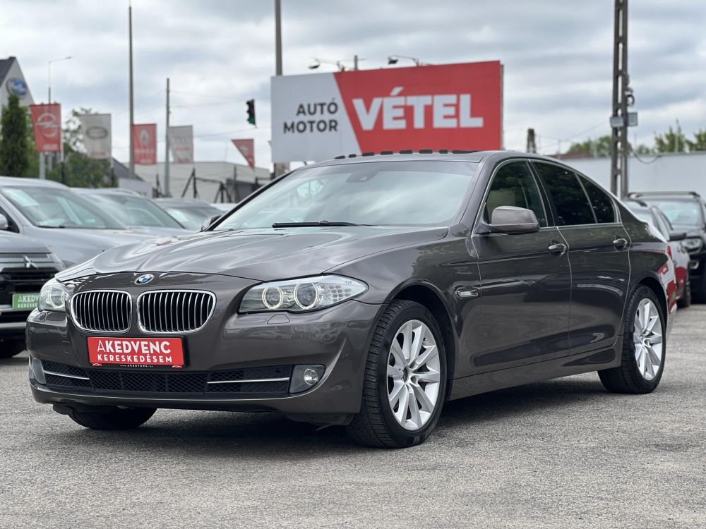 BMW 520d (Automata) Napfénytető. vaj bőrbelső. memória. HUD. kamera. 2 gyári kulcs!