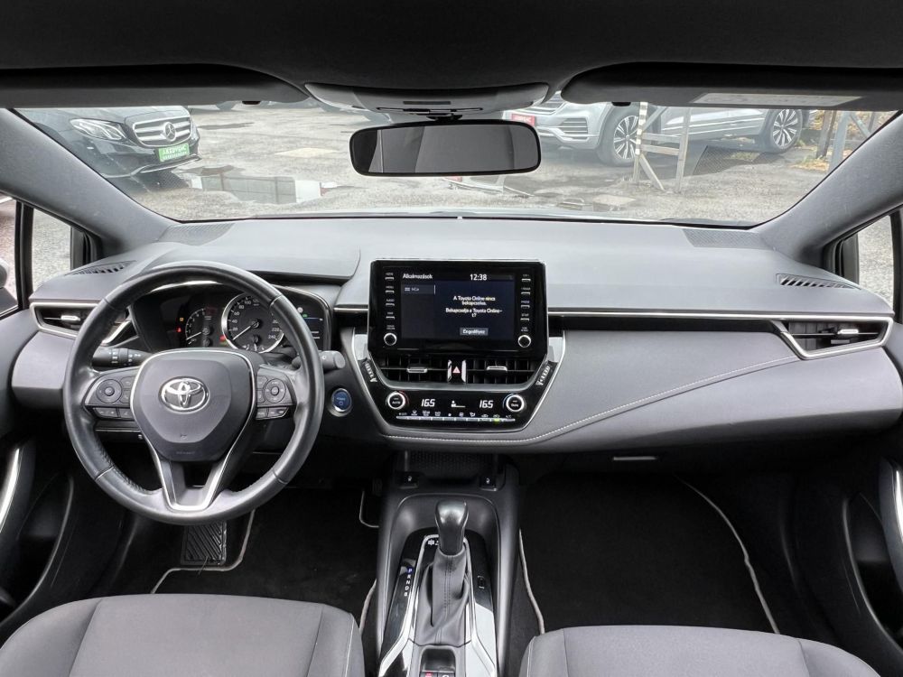 TOYOTA COROLLA 1.8 Hybrid Comfort Business e-CVT 80e km. tempomat. navigáció. ülésfűtés. kamera. digitklíma. 2 gyári kulcs!