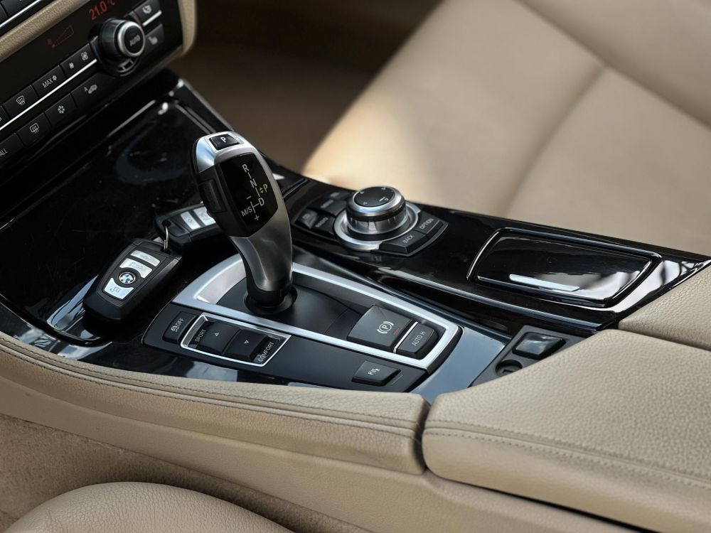 BMW 520d (Automata) Napfénytető. vaj bőrbelső. memória. HUD. kamera. 2 gyári kulcs!