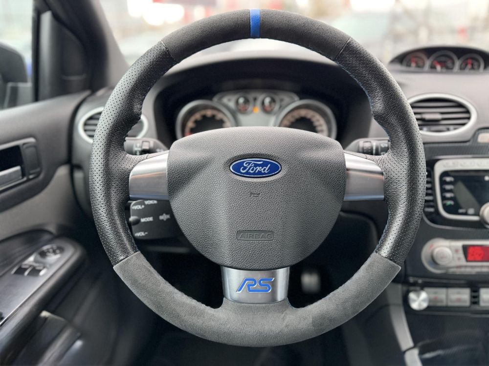 FORD FOCUS RS 2.5 T Értékes kiegészítőkkel