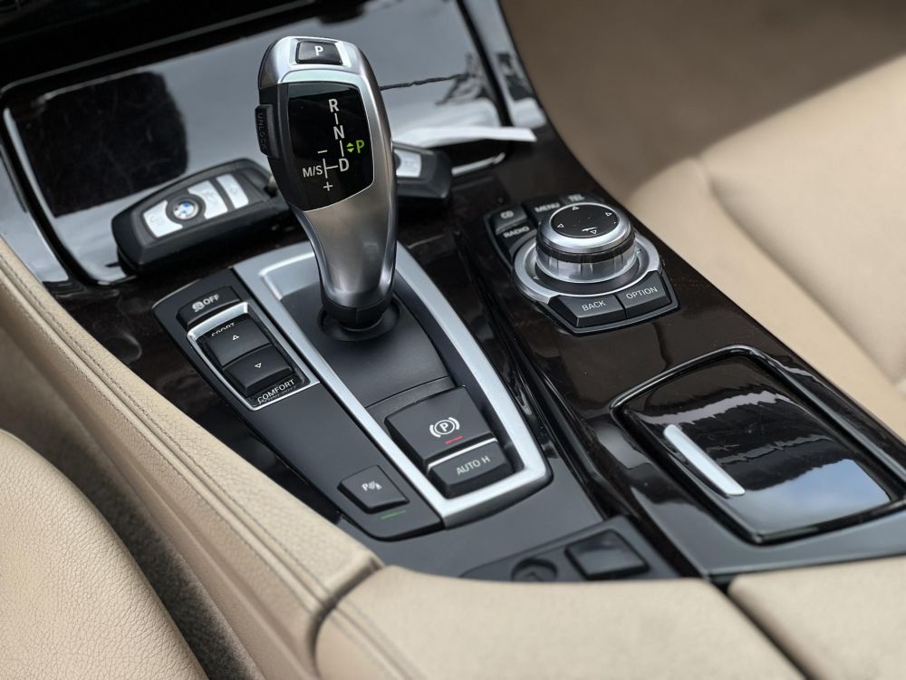 BMW 520d (Automata) Napfénytető. vaj bőrbelső. memória. HUD. kamera. 2 gyári kulcs!