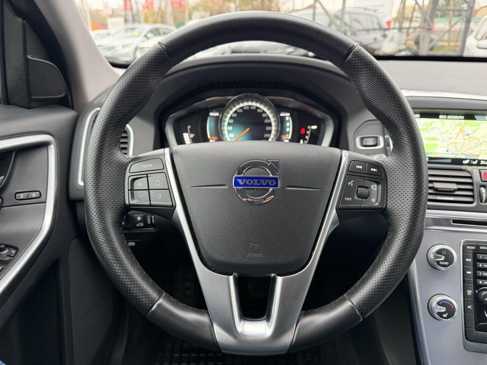 VOLVO XC60 2.0 D [D4] Momentum Geartronic FWD 155e km. Magyarországi Navi Memória Tempomat Ülésfűtés PDC Bluetooth