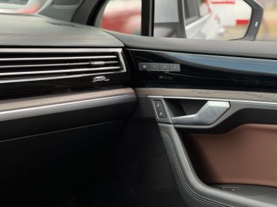 VOLKSWAGEN TOUAREG 3.0 V6 TDI Atmosphere Tiptronic ic 135e km. M.o.-i. magasan felszerelt. márkaszervizelt előélet!