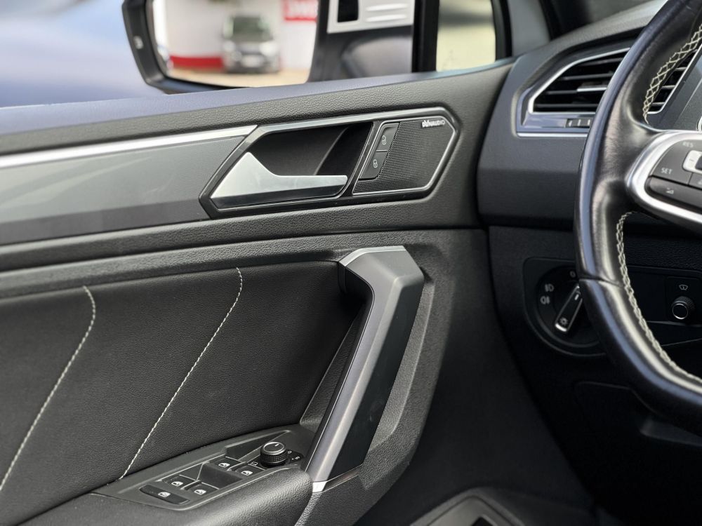 VOLKSWAGEN TIGUAN 2.0 TDI BMT SCR Highline 4Motion DSG R-line. dynaudio. panoráma tető. virtual cockpit. vezetett szervizkönyv!