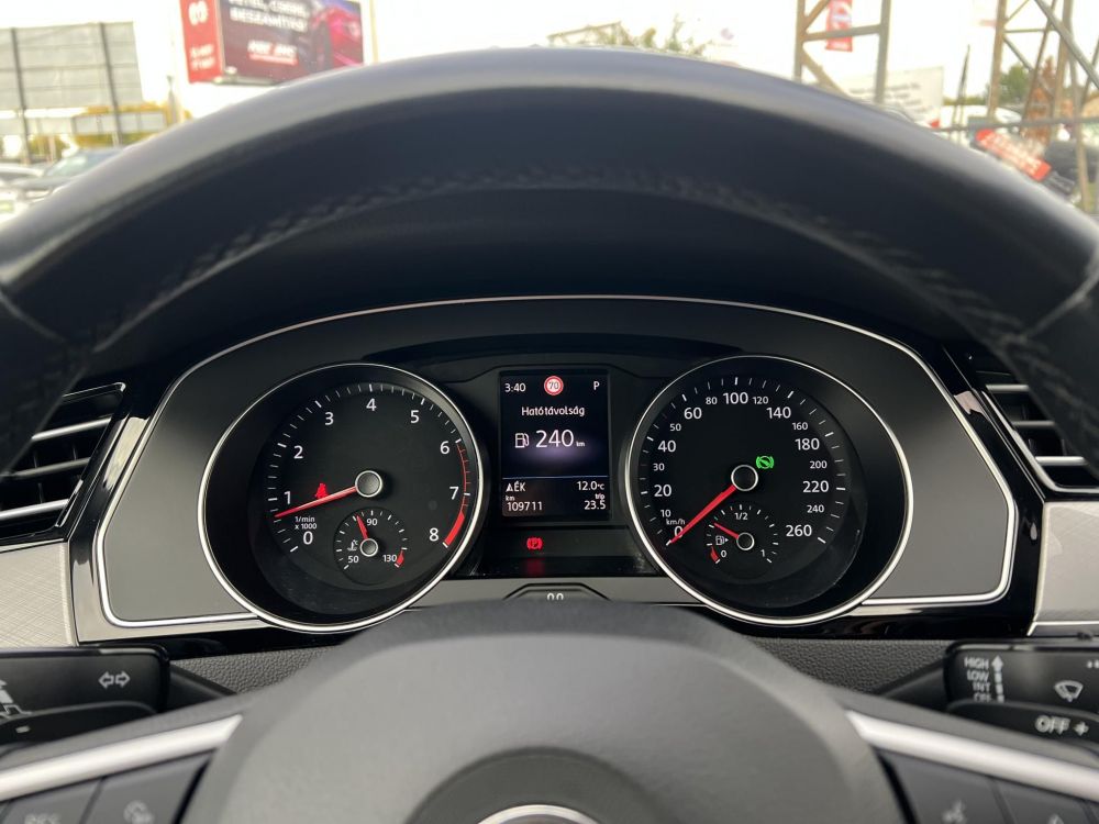 VOLKSWAGEN PASSAT VIII Variant 1.5 TSI ACT Business DSG 109e km. LED Távtartó Kamera Navi Ülésfűtés Bluetooth Téli-nyári kerék!