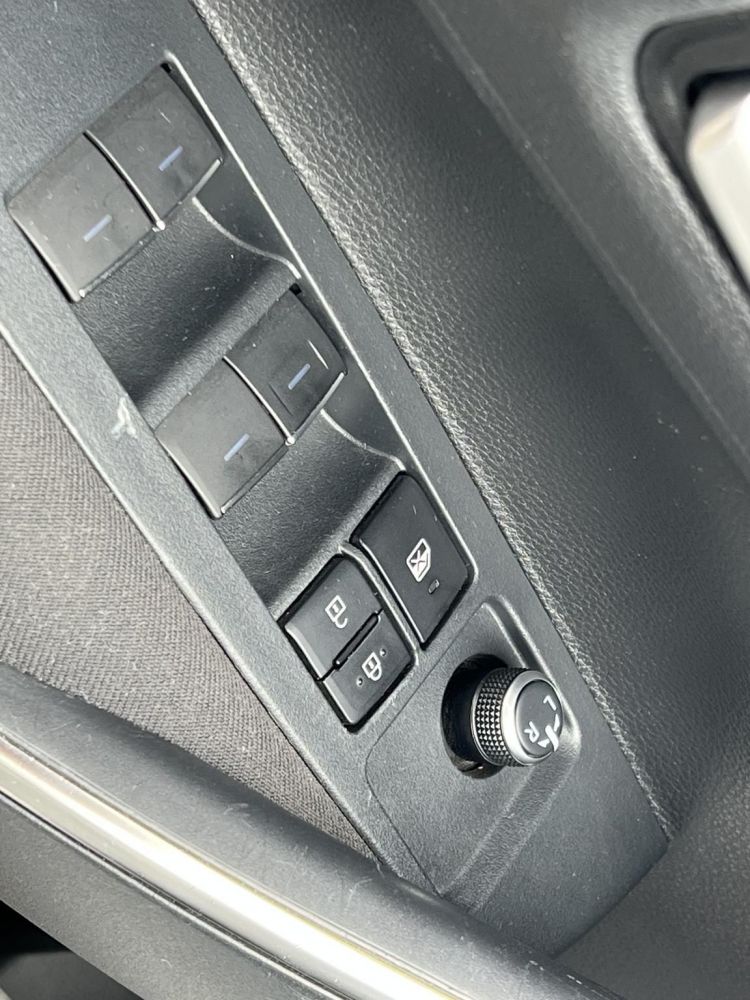 TOYOTA COROLLA 1.8 Hybrid Comfort Business e-CVT 80e km. tempomat. navigáció. ülésfűtés. kamera. digitklíma. 2 gyári kulcs!