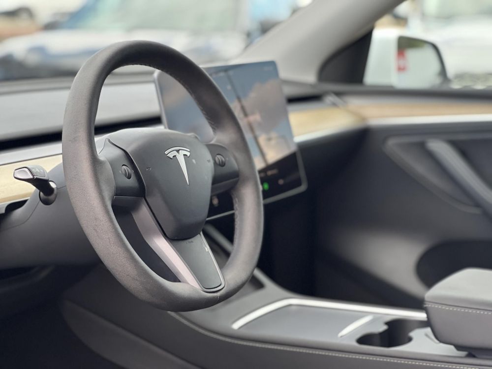 TESLA MODEL Y RWD (Automata) 87e km. LFP akku. Ryzen processzor. 2031-ig garanciális. téli-nyári kerékszett!