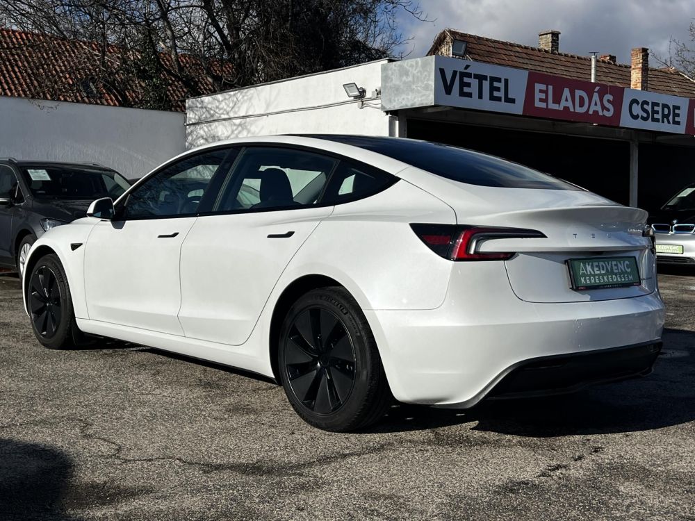 TESLA MODEL 3 Long Range AWD (Automata) HIGHLAND. TÉLI-NYÁRI SZETT GYÁRI ALUFELNIVEL