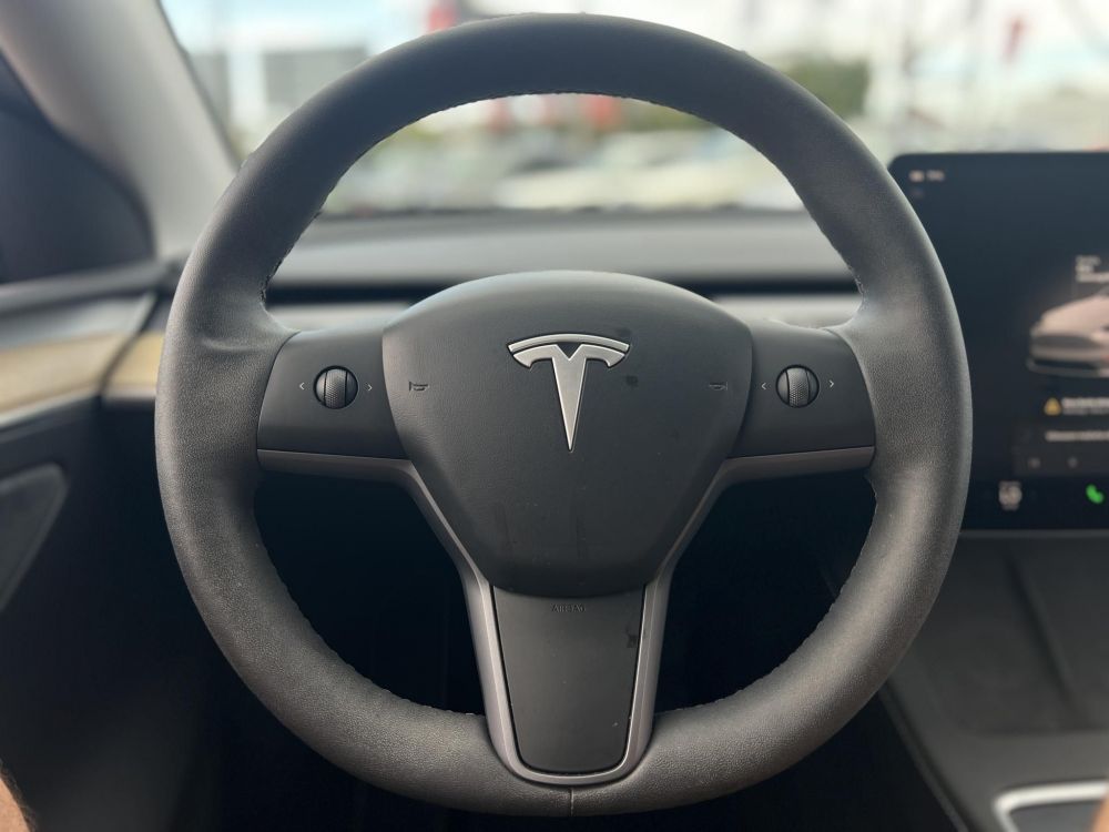 TESLA MODEL Y RWD (Automata) 87e km. LFP akku. Ryzen processzor. 2031-ig garanciális. téli-nyári kerékszett!