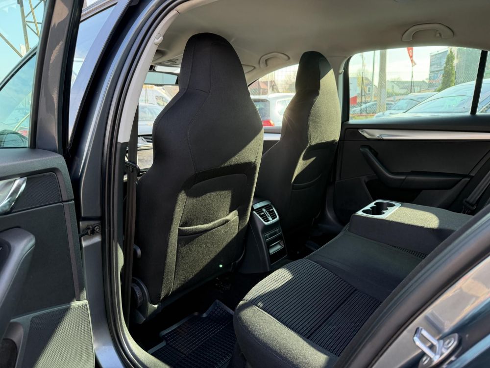 SKODA OCTAVIA 1.6 CR TDI Elegance DSG Magyarországi Xenon Tempomat Navi Ülésfűtés Digitklíma