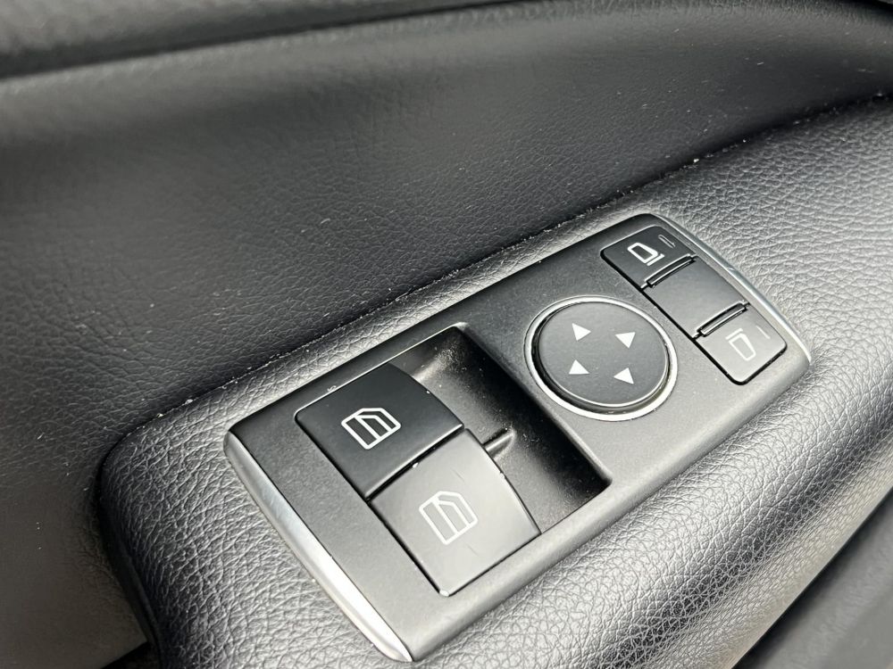 MERCEDES-BENZ C 220 CDI BlueEFFICIENCY (Automata) Live Traffic Xenon Ülésfűtés Bluetooth Rendszeresen szervizelt!