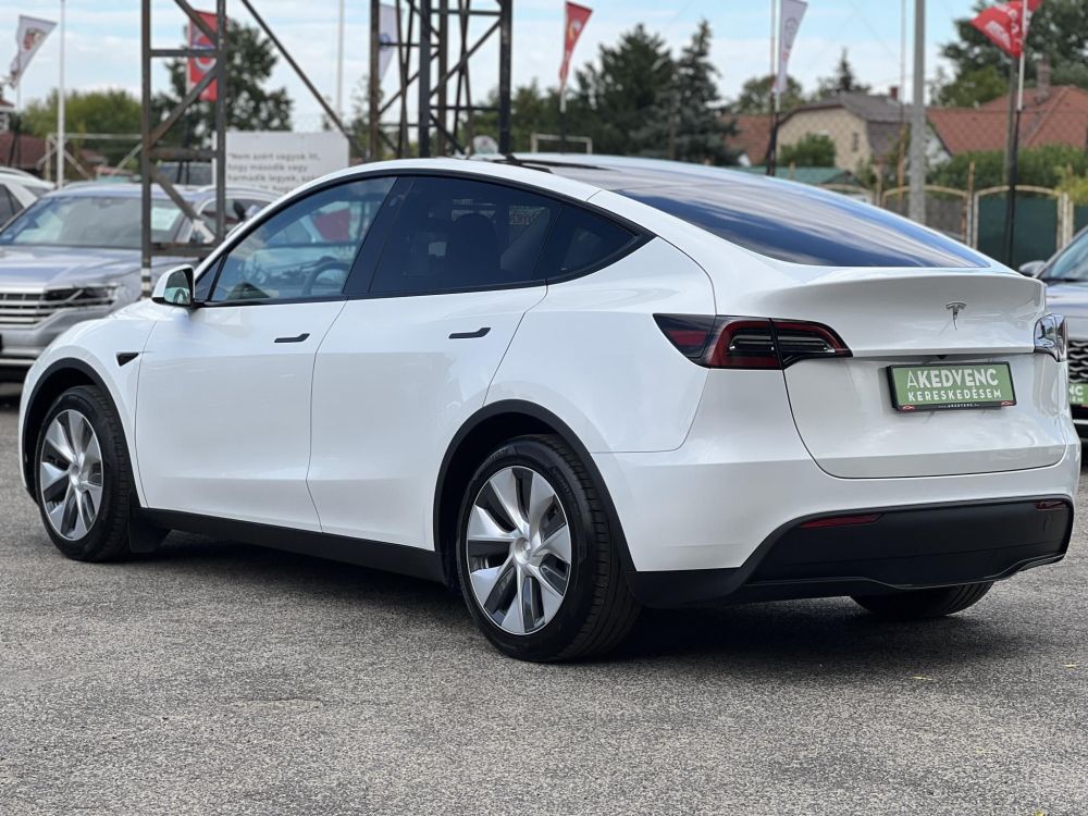 TESLA MODEL Y RWD (Automata) 87e km. LFP akku. Ryzen processzor. 2031-ig garanciális. téli-nyári kerékszett!