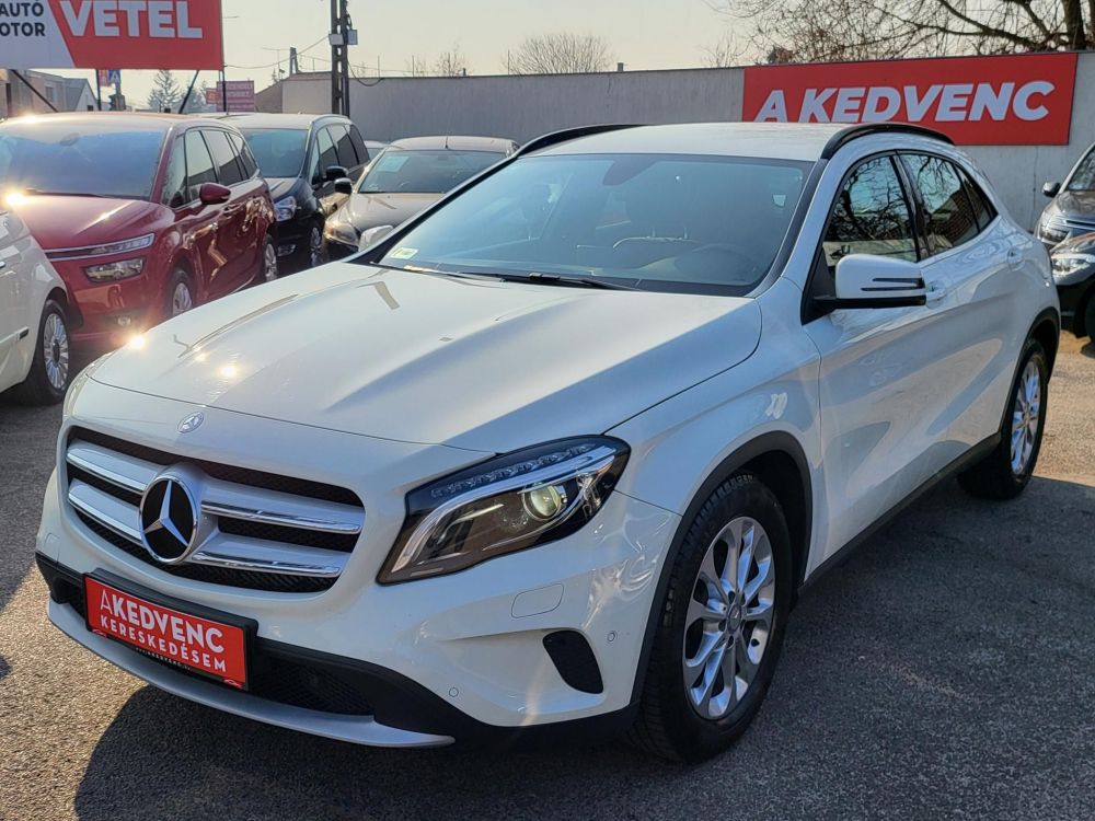 MERCEDES-BENZ GLA 180 d Style 7G-DCT M.o.-i. Bi-xenon Tempomat PDC Ülésfűtés Megkímélt! Szervizelt!