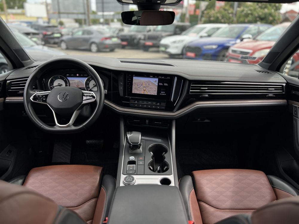 VOLKSWAGEN TOUAREG 3.0 V6 TDI Atmosphere Tiptronic ic 135e km. M.o.-i. magasan felszerelt. márkaszervizelt előélet!
