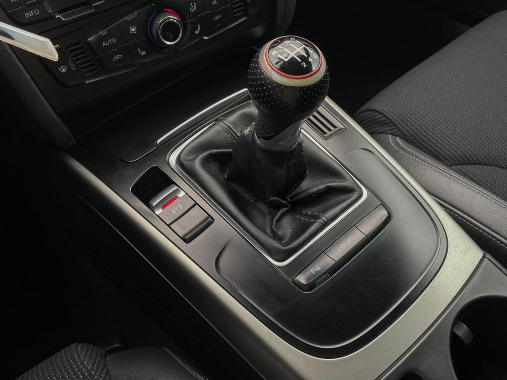 AUDI A4 Avant 2.0 TDI DPF S-line Klíma Tempomat Bluetooth Navi 6 sebességes!