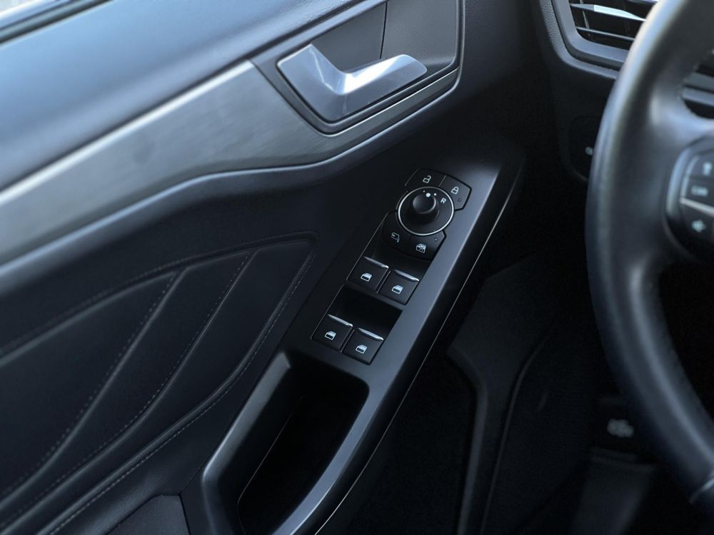 FORD FOCUS 1.5 EcoBlue Titanium LED. CarPlay. Állófűtés. Vonóhorog. Téli csomag!