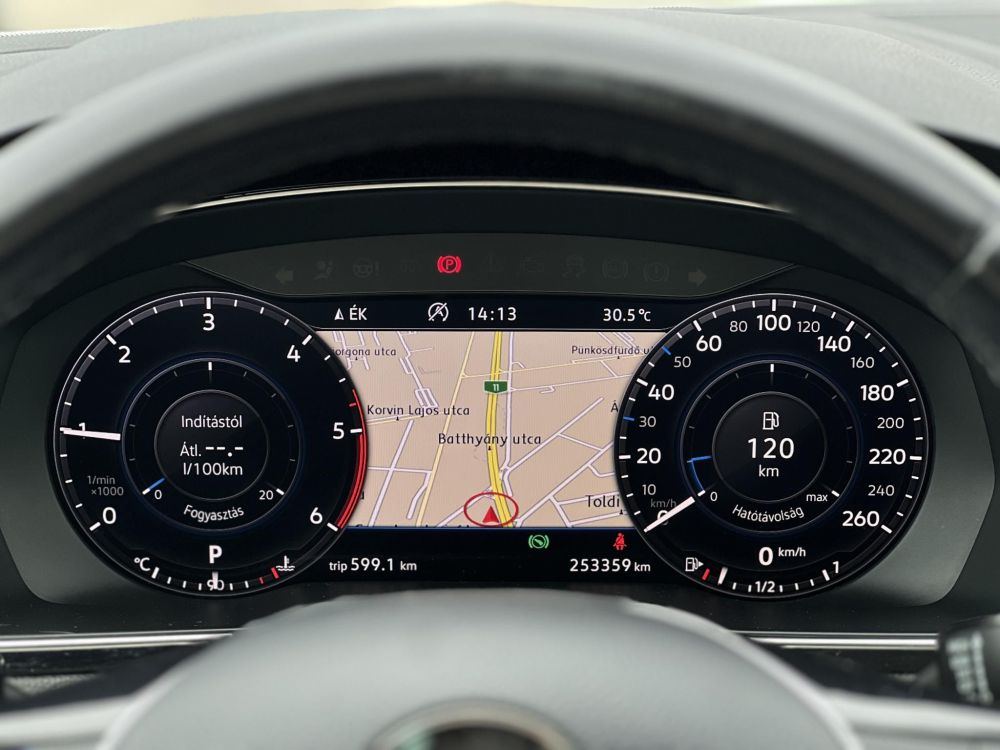 VOLKSWAGEN PASSAT VIII 2.0 TDI BMT SCR Comfortline DSG Magyarországi. Gyári fényezés. Végig vezetett szervizkönyv!
