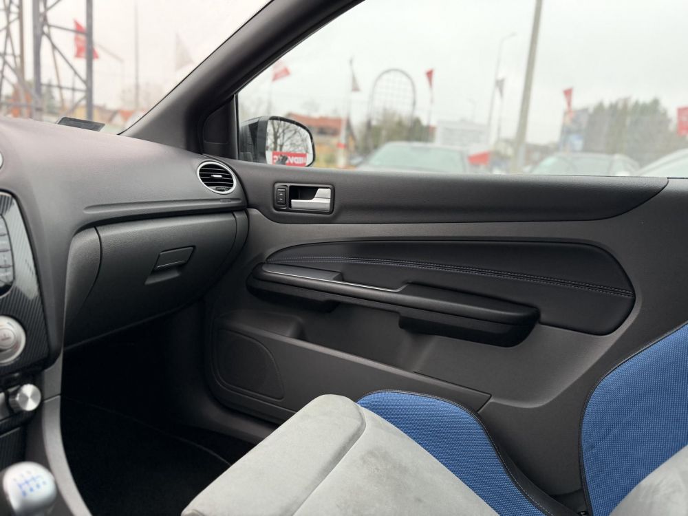 FORD FOCUS RS 2.5 T Értékes kiegészítőkkel