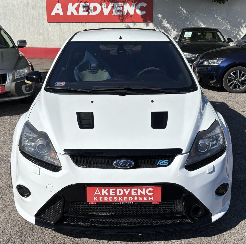 FORD FOCUS RS 2.5 T Értékes kiegészítőkkel