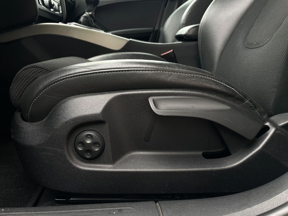 AUDI A4 Avant 2.0 TDI DPF S-line Klíma Tempomat Bluetooth Navi 6 sebességes!