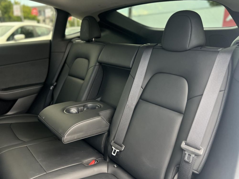 TESLA MODEL Y RWD (Automata) 87e km. LFP akku. Ryzen processzor. 2031-ig garanciális. téli-nyári kerékszett!
