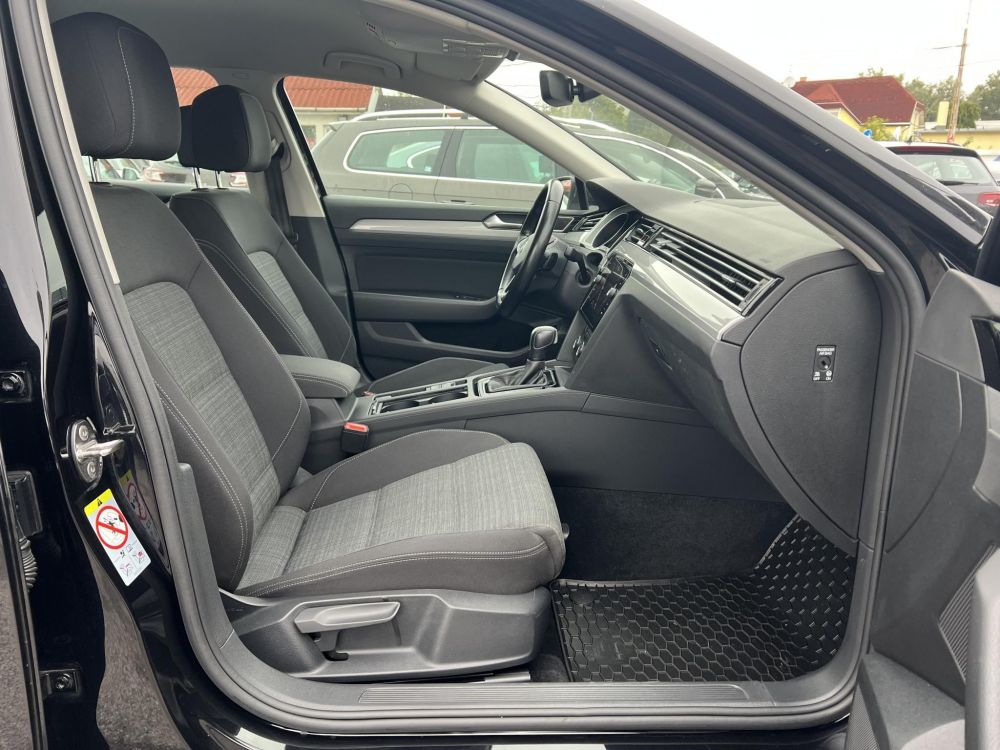 VOLKSWAGEN PASSAT VIII Variant 2.0 TDI SCR Business DSG Végig márkaszervizelt. LED Távtartó Ülésfűtés Navi Bluetooth MEGKÍMÉLT állapot!