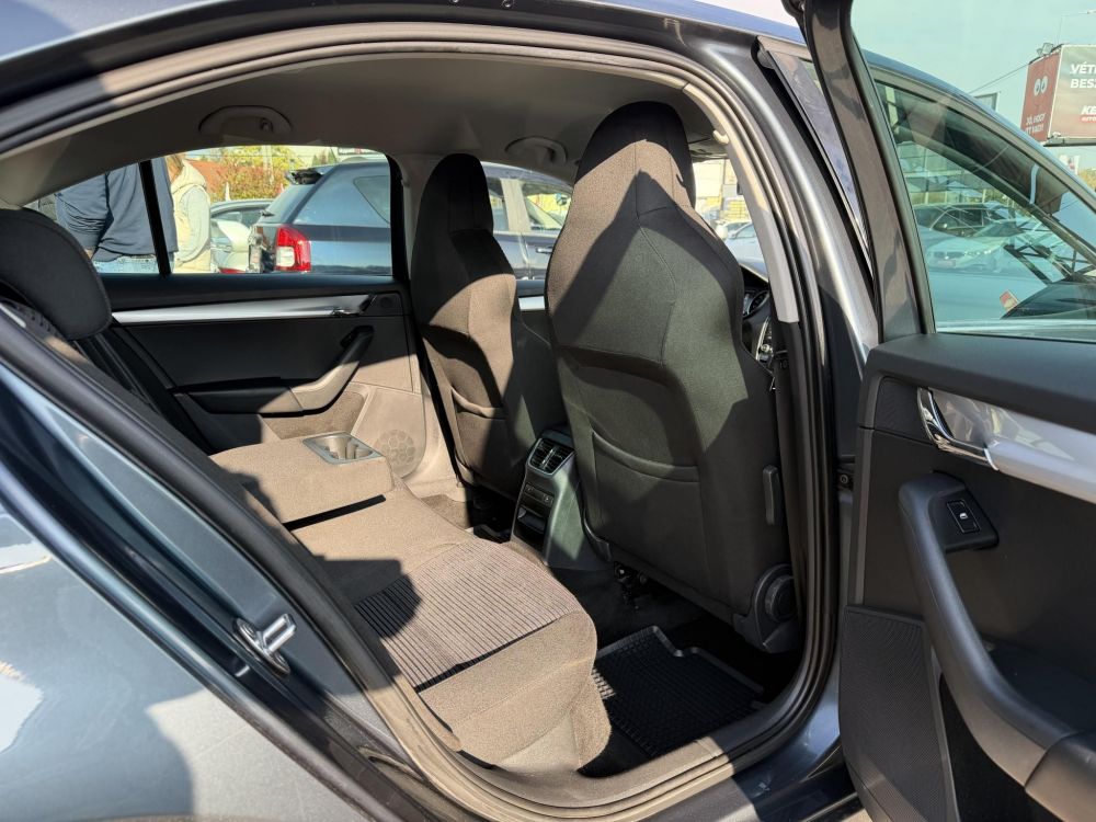 SKODA OCTAVIA 1.6 CR TDI Elegance DSG Magyarországi Xenon Tempomat Navi Ülésfűtés Digitklíma