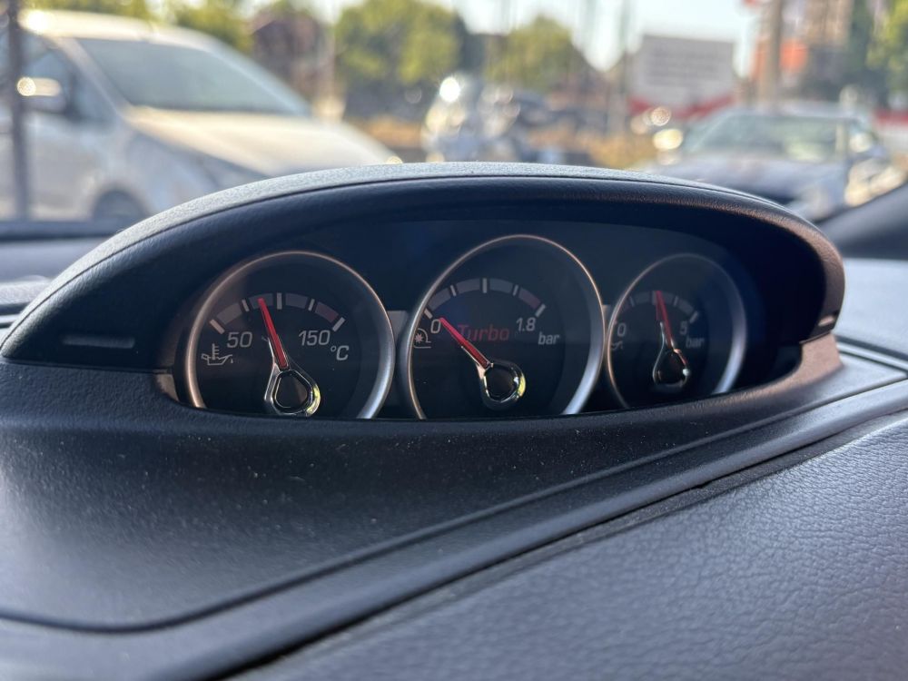 FORD FOCUS RS 2.5 T Értékes kiegészítőkkel