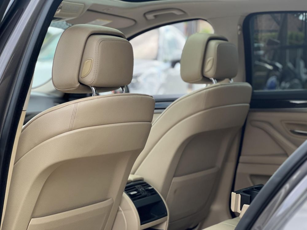 BMW 520d (Automata) Napfénytető. vaj bőrbelső. memória. HUD. kamera. 2 gyári kulcs!