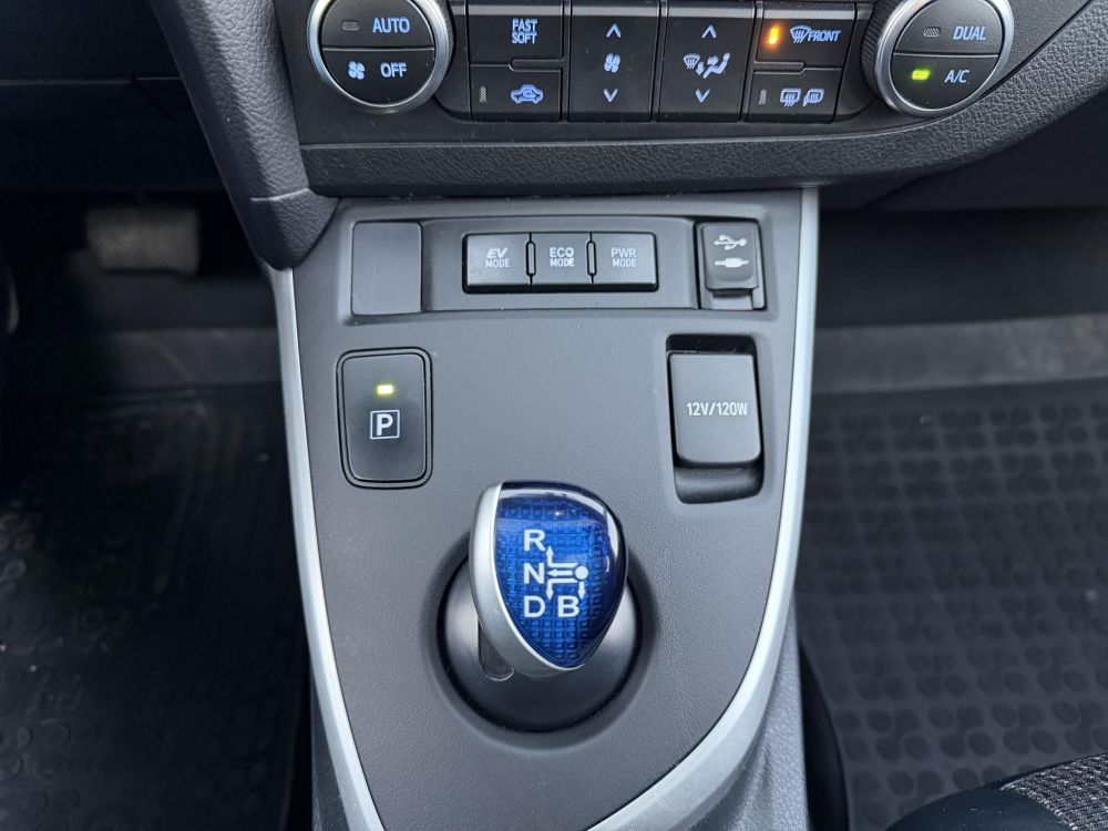 TOYOTA AURIS Touring Sports 1.8 HSD Executive Skyview (Automata) Panoráma Tempomat Ülésfűtés Kamera Keyless Navi