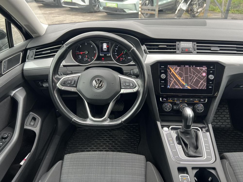 VOLKSWAGEN PASSAT VIII Variant 2.0 TDI SCR Business DSG Végig márkaszervizelt. LED Távtartó Ülésfűtés Navi Bluetooth MEGKÍMÉLT állapot!