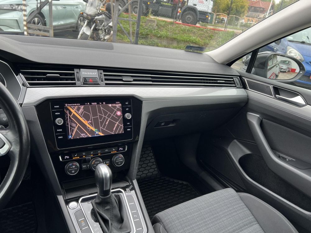 VOLKSWAGEN PASSAT VIII Variant 2.0 TDI SCR Business DSG Végig márkaszervizelt. LED Távtartó Ülésfűtés Navi Bluetooth MEGKÍMÉLT állapot!