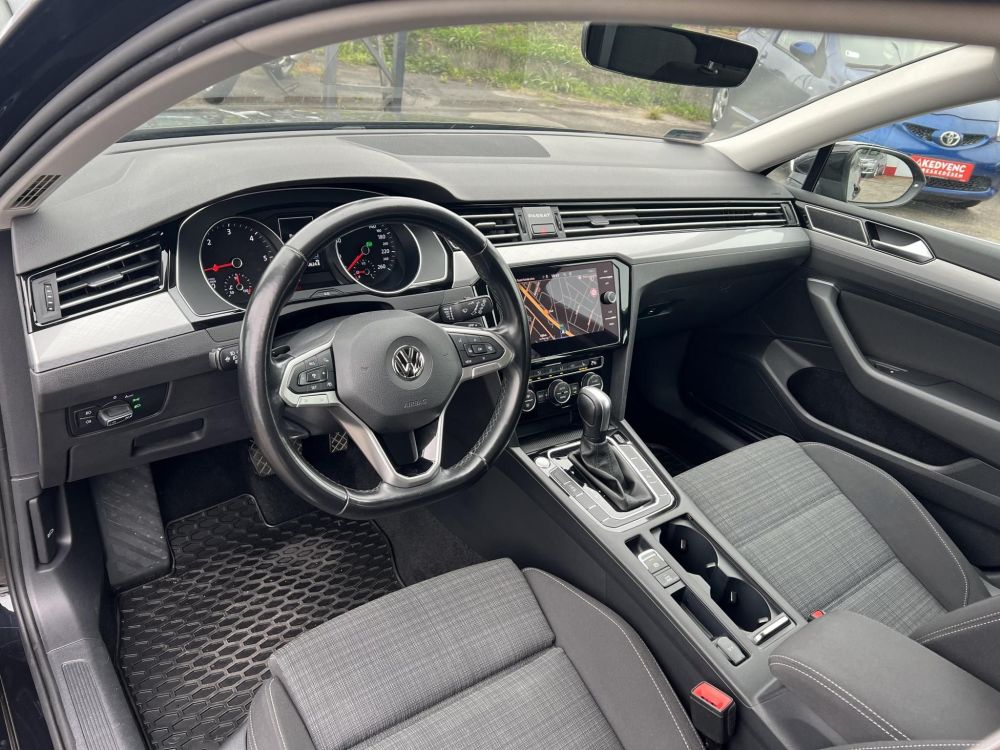 VOLKSWAGEN PASSAT VIII Variant 2.0 TDI SCR Business DSG Végig márkaszervizelt. LED Távtartó Ülésfűtés Navi Bluetooth MEGKÍMÉLT állapot!