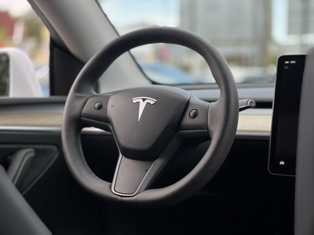 TESLA MODEL Y RWD (Automata) 87e km. LFP akku. Ryzen processzor. 2031-ig garanciális. téli-nyári kerékszett!