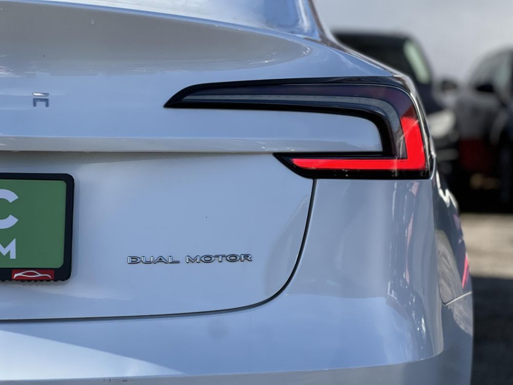 TESLA MODEL 3 Long Range AWD (Automata) HIGHLAND. TÉLI-NYÁRI SZETT GYÁRI ALUFELNIVEL