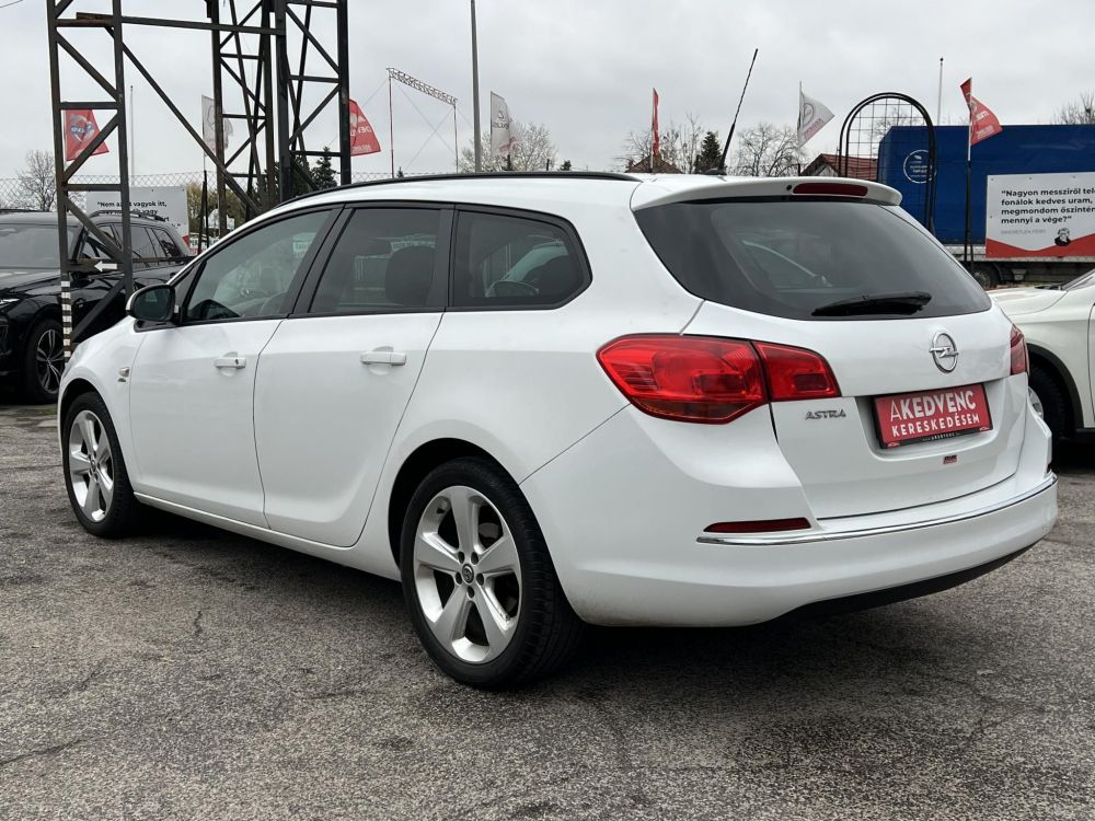 OPEL ASTRA J 1.6 Selection Klíma Tempomat Bluetooth Új kuplung! Téli/nyári garnitúra!