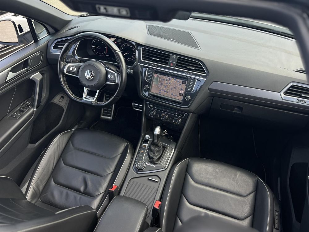 VOLKSWAGEN TIGUAN 2.0 TDI BMT SCR Highline 4Motion DSG R-line. dynaudio. panoráma tető. virtual cockpit. vezetett szervizkönyv!