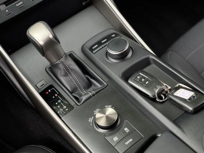 LEXUS IS 300h Comfort Leather&Navigation (Automata) Hybrid garancia Márkaszervizelt. Gyári fényezés. Téli-nyári gumi garnitúra!