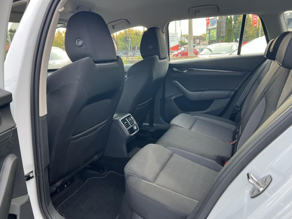 SKODA OCTAVIA Combi 1.4 TSI pHEV Ambition DSG 22e km. LED Tempomat Carplay Sávtartó Ülésfűtés Kormányfűtés Virtual Cockpit