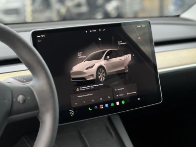 TESLA MODEL Y RWD (Automata) 87e km. LFP akku. Ryzen processzor. 2031-ig garanciális. téli-nyári kerékszett!
