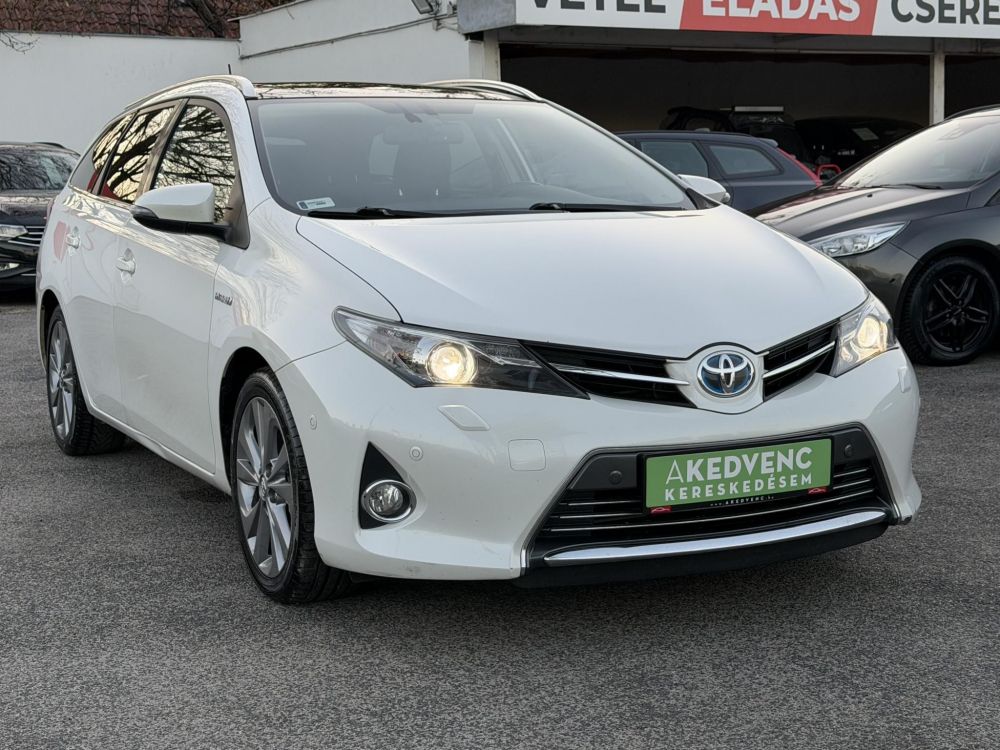 TOYOTA AURIS Touring Sports 1.8 HSD Executive Skyview (Automata) Panoráma Tempomat Ülésfűtés Kamera Keyless Navi