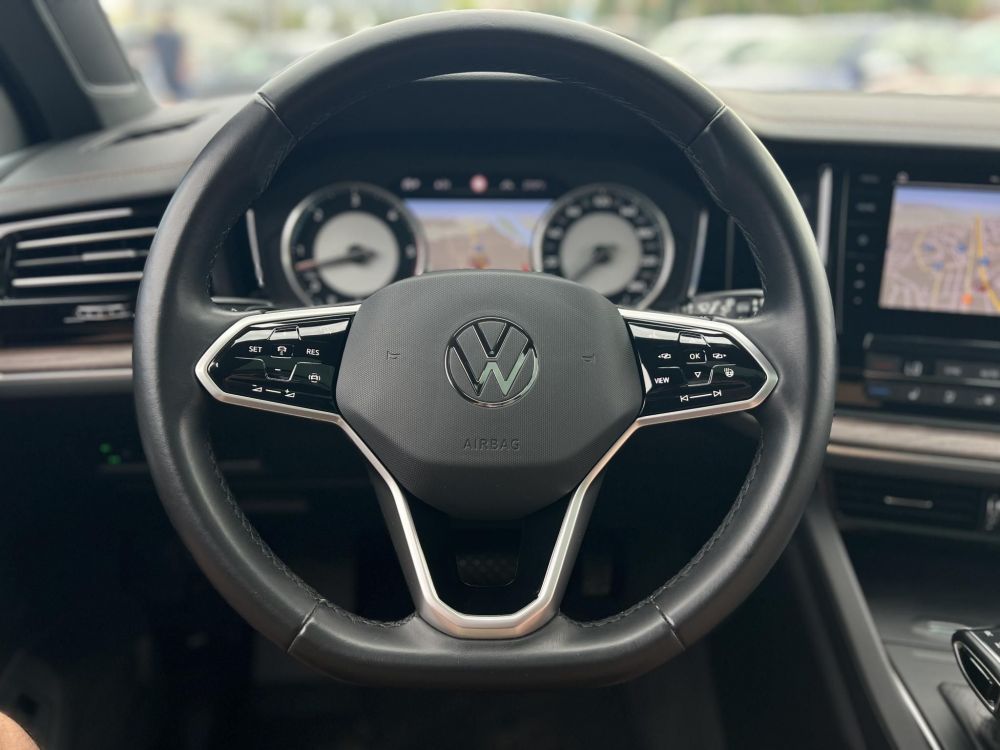 VOLKSWAGEN TOUAREG 3.0 V6 TDI Atmosphere Tiptronic ic 135e km. M.o.-i. magasan felszerelt. márkaszervizelt előélet!