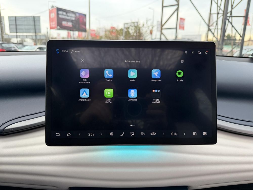 BYD ATTO 3 Design 60,4kWh LFP. M.o.-i. 1.tul. garanciális. panorámatető. világos belső!