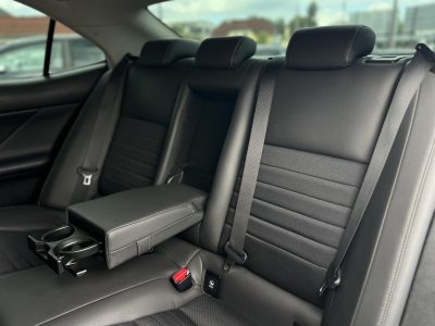 LEXUS IS 300h Comfort Leather&Navigation (Automata) Hybrid garancia Márkaszervizelt. Gyári fényezés. Téli-nyári gumi garnitúra!