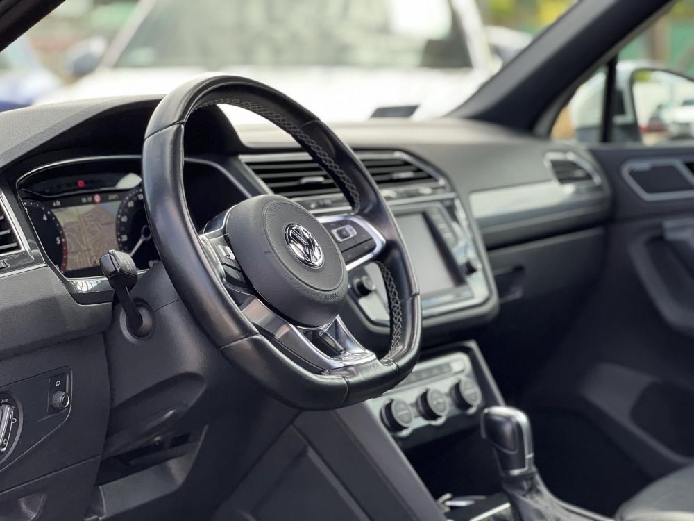 VOLKSWAGEN TIGUAN 2.0 TDI BMT SCR Highline 4Motion DSG R-line. dynaudio. panoráma tető. virtual cockpit. vezetett szervizkönyv!